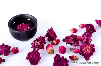 插鲜干花的瓶子里要放水吗？插瓶的干花要加水吗？